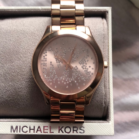 A Michael Kors watch - Picture 2 of 4